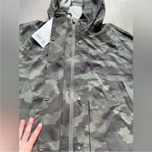 Lululemon Rain Chaser Jacket in Heritage 365 Camo Dark Olive Multi Size 8 - Picture 6 of 7